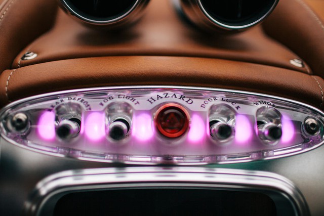 
Ngoài ra, siêu xe này còn được trang bị hệ thống đèn LED có thể thay đổi màu sắc theo lựa chọn của người lái. Nhờ đó, bạn có thể chọn màu sắc nội thất theo sở thích hoặc tâm trạng của mình.
