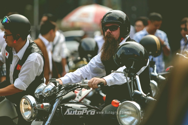 
Một biker người nước ngoài với ngoại hình ấn tượng tại Distinguished Gentlemans Ride 2016.
