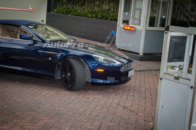 
Aston Martin DB9 Volante được trang bị động cơ V12, dung tích 6.0 lít, sản sinh công suất tối đa 450 mã lực và mô-men xoắn cực đại 569 Nm. Siêu xe này tăng tốc từ 0-100 km/h trong 4,6 giây trước khi đạt vận tốc tối đa 300 km/h.
