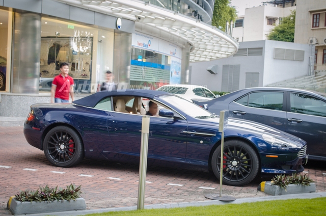 
Bẵng đi gần 7 tháng, siêu xe này lại bất ngờ tái xuất trên phố Sài thành với chiếc biển kiểm soát trắng tinh thu hút khá nhiều sự chú ý của giới mê xe. Khi tra trên trang web của Cục Đăng kiểm Việt Nam, có thể thấy chiếc Aston Martin DB9 Volante xanh dương được đăng ký biển số mới vào cuối tháng 6 năm nay.
