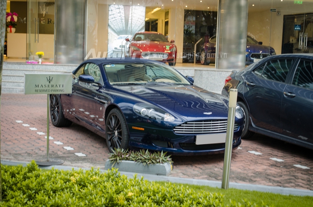 
Tại Việt Nam, số lượng Aston Martin DB9 Volante còn lại khá ít ỏi, chỉ khoảng 5 chiếc. Giới săn ảnh tại Sài thành vừa bắt gặp một chiếc màu xanh dương xuất hiện gần khu vực quận 1.
