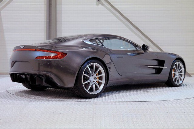 
Aston Martin One-77 rao bán 47 tỷ Đồng có ngoại thất màu xám, điểm nhấn là nhiều chi tiết ngoại thất được phủ carbon.
