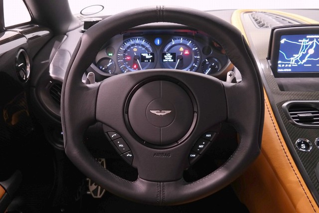 
Truyền năng lượng tới bánh thông qua hộp số sàn tự động hóa, trái tim mạnh mẽ cho phép Aston Martin One-77 tăng tốc từ 0-100 km/h trong 3,5 giây và đạt vận tốc tối đa 354 km/h.
