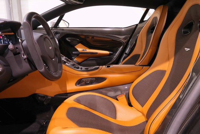 
Nội thất chiếc siêu xe Aston Martin One-77 này có bộ áo vàng cát kết hợp cùng màu xám.
