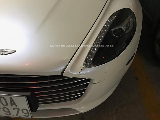 
Chiếc Aston Martin Rapide S nằm trong hầm để xe với vết nứt sát mép đèn pha...
