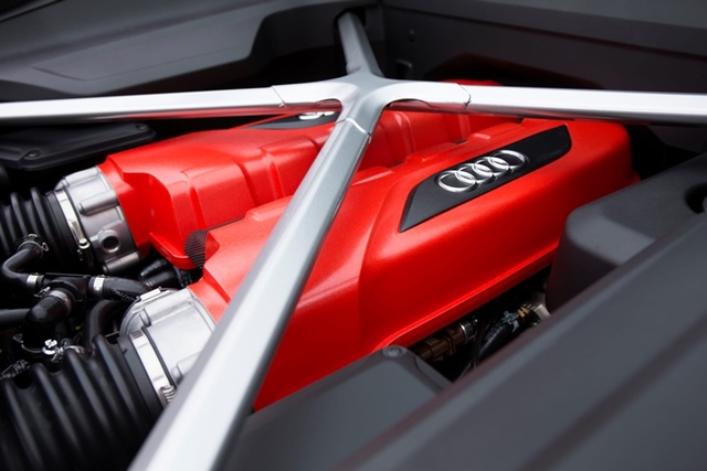 
Bên dưới nắp capo của xe có thể sẽ vẫn là khối động V10. Được biết ngoài mức giá gần nửa triệu USD thì chiếc Audi R8 Star of Lucis cũng sẽ không được bán một cách thông thường mà sẽ chọn lựa khách hàng thông qua hình thức bốc thăm để tìm được chủ nhân đích thực của chiếc xe.
