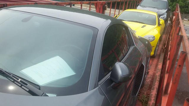 
Ngay sau vụ tai nạn, siêu xe này được vận chuyển trên xe chuyên dụng cùng với một chiếc Aston Martin màu vàng để đi trùng tu lại nhan sắc.
