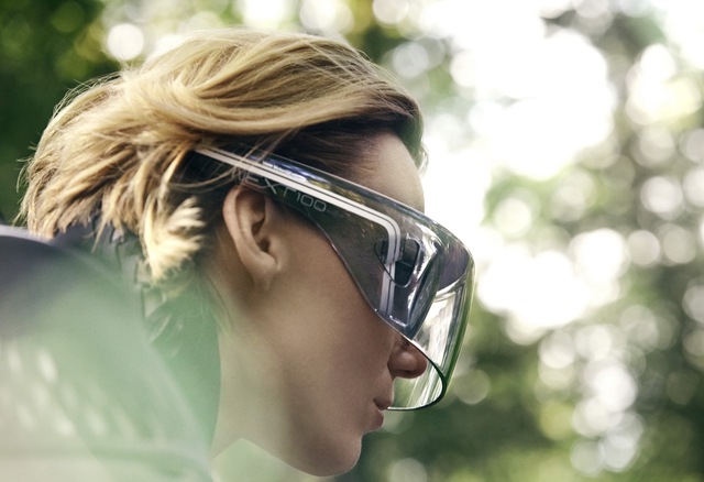 
Không dừng ở đó, người lái và BMW Motorrad Vision Next 100 còn kết nối với nhau thông qua chiếc kính đặc biệt. Khi đeo chiếc kính này, người lái sẽ đọc được những thông số như đường chạy lý tưởng hay góc nghiêng phù hợp.
