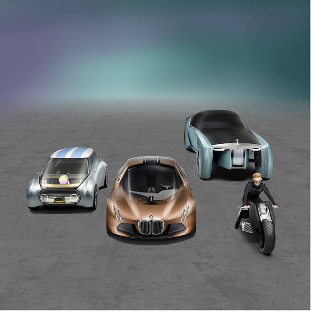
Theo hãng BMW Motorrad, Vision Next 100 thứ tư là đại diện cho làng sản xuất mô tô tương lai. Được trình làng trong một sự kiện triển lãm ở Los Angeles, Mỹ, cùng với bộ ba Vision Next 100 kể trên, mẫu mô tô này mang kiểu dáng như đến từ tương lai. Có thể nói, BMW Motorrad Vision Next 100 đóng vai trò như mẫu mô tô giúp con người thoát khỏi lối mòn hàng ngày hơn là một phương tiện giao thông.
