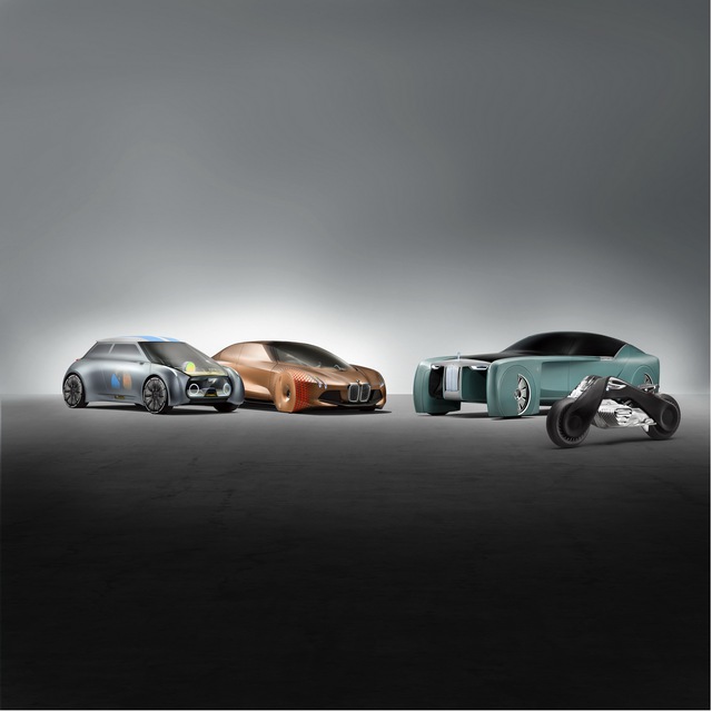 
Để kỷ niệm 100 năm thành lập, hãng BMW đã liên tục cho ra mắt những mẫu xe concept thuộc series Vision Next 100. Sau BMW Vision Next 100, Rolls-Royce Vision Next 100 và Mini Vision Next 100, hãng xe Đức lại tiếp tục trình làng một mẫu xe khác cùng tên nhưng mang kiểu dáng mô tô phân khối lớn.
