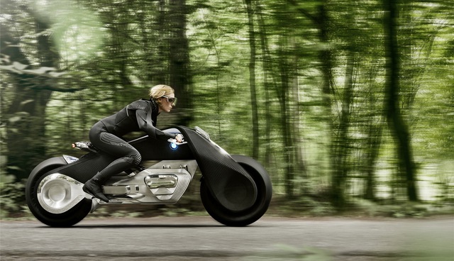 
Một trong những điểm nhấn của BMW Motorrad Vision Next 100 chính là người lái không cần đội mũ bảo hiểm hay mặc đồ bảo vệ khi điều khiển nhờ cơ cấu tự cân bằng.
