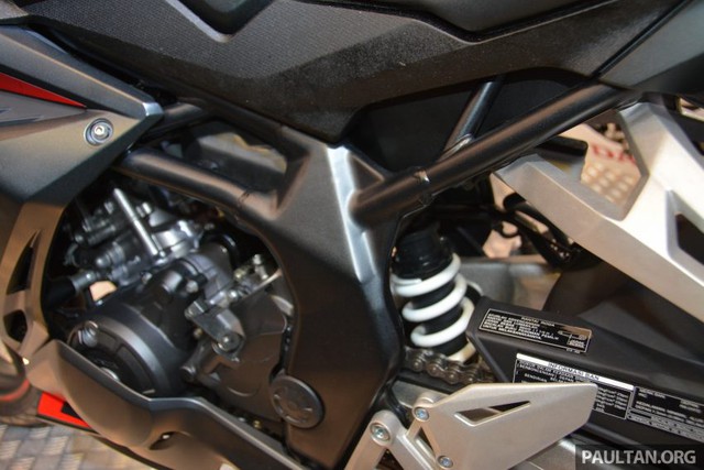 
Như đã biết, Honda CBR250RR 2017 được trang bị động cơ 2 xy-lanh song song hoàn toàn mới, 4 thì, 8 van, DOHC, làm mát bằng dung dịch, dung tích 249,7cc. Theo hãng Honda, động cơ này tạo ra công suất tối đa 36 mã lực tại vòng tua máy 12.500 vòng/phút và mô-men xoắn cực đại 22,5 Nm tại vòng tua máy 10.500 vòng/phút.
