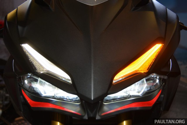 
Về trang thiết bị, Honda CBR250RR 2017 có đèn pha đôi mắt cáo, đèn hậu và đèn định vị ban ngày dạng LED hiện đại, hệ thống bướm ga điện tử, kiểm soát lực bám...
