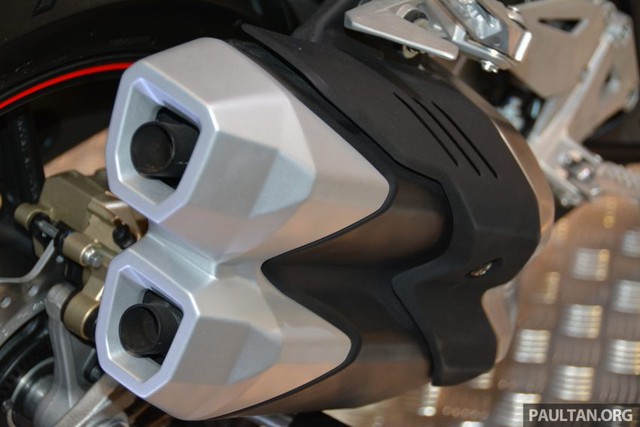 
Động cơ trên Honda CBR250RR 2017 kết hợp với hộp số 6 cấp côn ướt tiêu chuẩn và hệ truyền động dây xích. Ngoài ra, Honda CBR250RR 2017 còn có hệ thống phun xăng điện tử PGM-FI.
