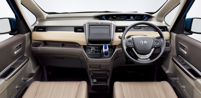 
Không chỉ rộng rãi hơn, nội thất của Honda Freed 2017 còn có bảng táp-lô mới, có thiết kế khí động học hơn trước. Đây là một phần trong ý tưởng thiết kế Natural Modern Interior theo cách gọi của Honda. Có tổng cộng 3 màu nội thất trong Honda Freed 2017, bao gồm be, đen và nâu. Ghế được bọc nỉ 1 hoặc 2 màu tùy chọn.
