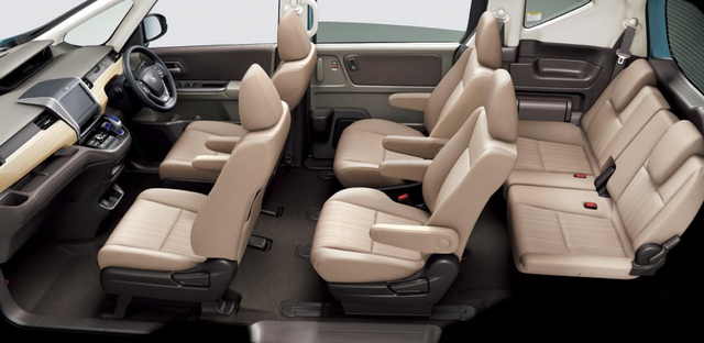 
Bước vào bên trong Honda Freed 2017, bạn sẽ thấy một không gian nội thất rộng rãi hơn. Riêng với những phiên bản có 3 hàng ghế nhưng 6 chỗ, khoảng cách giữa hàng ghế thứ 1 và 3 tăng 120 mm lên 360 mm.
