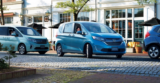 
Thứ hai là hệ dẫn động hybrid với động cơ Atkinson-cycle, 4 xy-lanh, dung tích 1,5 lít, hộp số ly hợp kép 7 cấp và mô-tơ điện. Lượng nhiên liệu tiêu thụ của Honda Freed 2017 dao động từ 16,4 - 27,2 km/lít, tương đương 3,6 - 6 lít/100 km.
