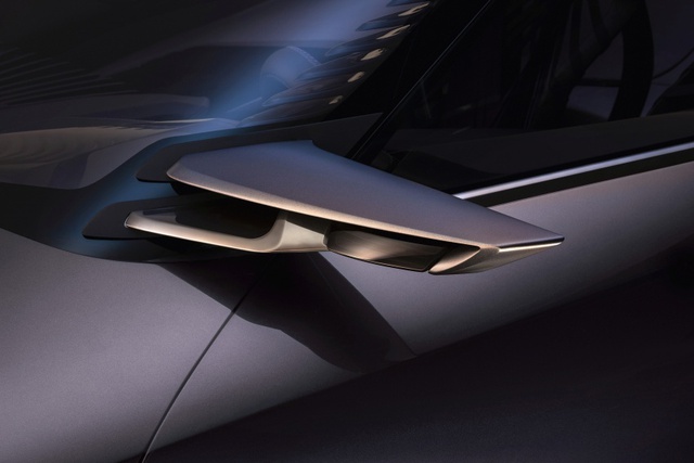 
Cuối cùng, Lexus UX như còn như mẫu xe bước ra từ phim viễn tưởng với kính cửa sổ đổi màu electrochromatic. Gương ngoại thất truyền thống đã được thay bằng camera điện tử như xu hướng hiện nay. 

