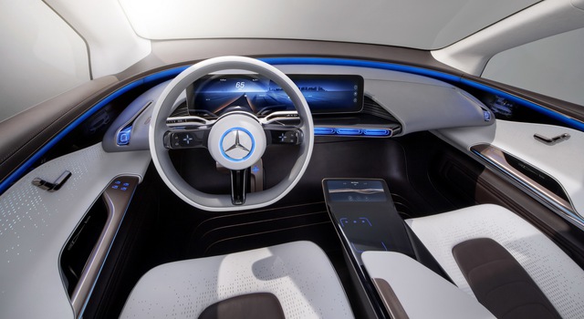
Bên trong Mercedes-Benz Generation EQ là không gian nội thất đơn giản hóa nhưng vẫn đầy đủ chức năng. Hãng Mercedes-Benz đã cố gắng giảm số lượng nút bấm và công tắc càng nhiều càng tốt. Trên vô lăng có bộ điều khiển dạng cảm ứng, tích hợp vào chấu.
