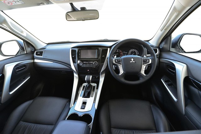 Trong khi đó, không gian nội thất của Mitsubishi Pajero Sport thế hệ mới lại học theo các dòng xe du lịch cũng như SUV hạng sang với bảng điều khiển trung tâm hình chữ T và nằm cao. Ngoài ra, ghế của Mitsubishi Pajero Sport thế hệ mới cũng được tái thiết kế để mang đến cảm giác thoải mái hơn cho người ngồi. Mọi vị trí ngồi trong Mitsubishi Pajero Sport thế hệ mới đều có khe gió điều hòa.