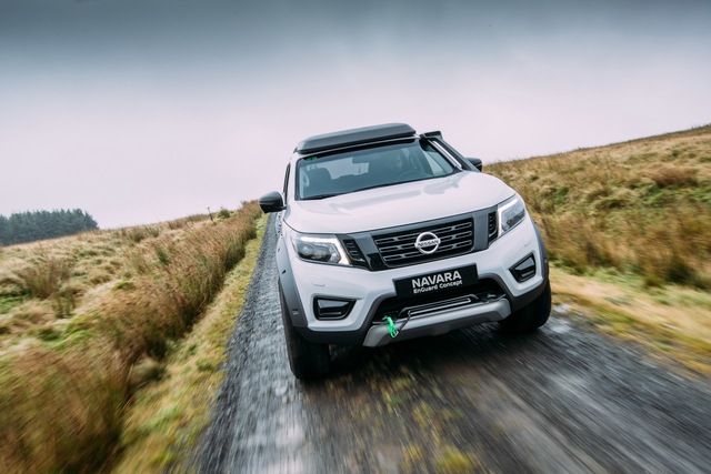 So với xe tiêu chuẩn, Nissan Navara EnGuard được bổ sung thêm nhiều phụ kiện thiết kế và hiệu suất cao mới. Theo hãng Nissan, Navara EnGuard là mẫu xe bán tải bền bỉ và rắn rỏi, được thiết kế để trở thành xe giải cứu ở những vùng có môi trường khắc nghiệt nhất thế giới.
