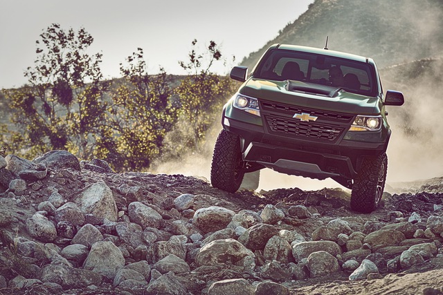 Theo hãng Chevrolet, Colorado ZR2 được phát triển dựa trên bản tiêu chuẩn, cộng thêm một số thay đổi như vệt bánh xe rộng hơn đáng kể và hệ thống treo nâng lên. Hệ thống treo mới của Chevrolet Colorado ZR2 được áp dụng công nghện giảm chấn Multimatic Dynamic Suspensions Spool Valve. Đây là hệ thống treo DSSV đầu tiên được dùng riêng cho mục đích chạy off-road.
