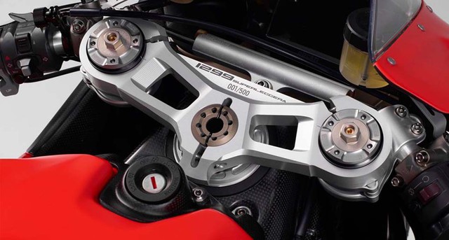 
Dự kiến, Ducati 1299 Superleggera 2017 sẽ được sản xuất với số lượng đúng 500 chiếc. Tại thị trường Mỹ, Ducati 1299 Superleggera 2017 có giá khởi điểm khoảng 80.000 USD, tương đương hơn 1,6 tỷ Đồng.
