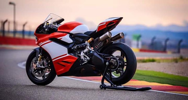 
Trái tim của Ducati 1299 Superleggera 2017 là động cơ Superquadro V-Twin với công suất tối đa lên đến 215 mã lực. Động cơ kết hợp với 2 ống xả Akrapovic như xe đua WSBK, nằm bên dưới yên theo đúng phong cách Ducati.
