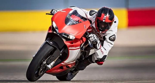 
Theo một số tin đồn, Ducati 1299 Superleggera 2017 chỉ sở hữu trọng lượng khô 150 kg. Nếu được đổ đầy nhiên liệu và dầu bôi trơn, Ducati 1299 Superleggera 2017 cũng chỉ có trọng lượng tương đương với xe đua World Superbike (WSBK). Nếu đúng như vậy, 1299 Superleggera 2017 sẽ là mẫu siêu mô tô nhẹ nhất của hãng Ducati.
