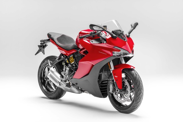 
Ở phiên bản tiêu chuẩn, Ducati SuperSport 2017 đi kèm hệ thống treo bao gồm phuộc Marzocchi 41 mm tùy chỉnh hoàn toàn và giảm xóc Sachs với lò xo tùy chỉnh theo tải cũng như độ bật nảy. 
