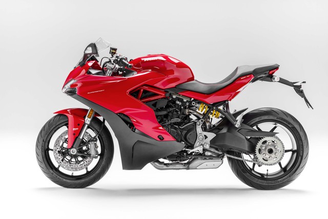 
Nếu có thêm gói phụ kiện Sport, Ducati SuperSport 2017 sẽ được trang bị chắn bùn trước và bình xăng bọc sợi carbon. Trong khi đó, gói Touring bổ sung tay lái sưởi ấm và kính chắn gió cỡ lớn hơn.
