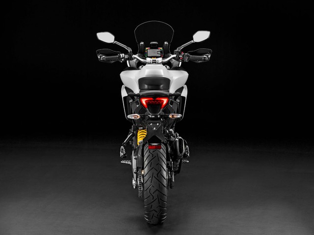 
Tại thị trường châu Âu, Ducati Multistrada 950 2017 có 2 phiên bản là tiêu chuẩn và Touring Pack. 
