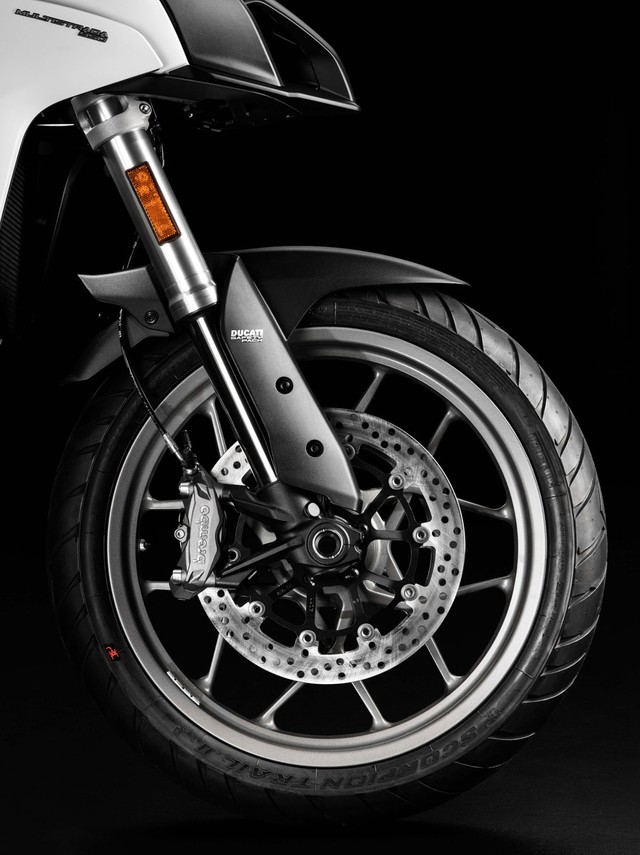 
Hệ thống treo của Ducati Multistrada 950 2017 bao gồm phuộc hành trình ngược 48 mm trước và tùy chỉnh theo tải. 
