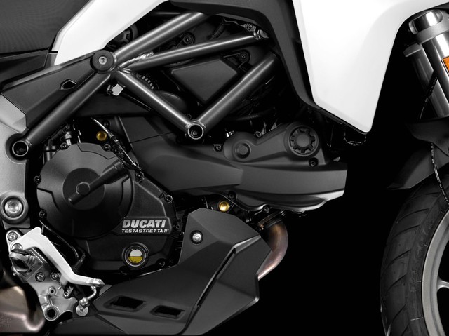
Nguồn sức mạnh của Ducati Multistrada 950 2017 bắt nguồn từ khối động cơ Testastretta nghiêng 11 độ, làm mát bằng dung dịch, dung tích 937 phân khối lấy từ người anh em SuperSport đã trình làng trong triển lãm Intermot năm nay. Bản thân Ducati Hypermotard 939 và Hyperstrada 939 hiện cũng sử dụng động cơ này.
