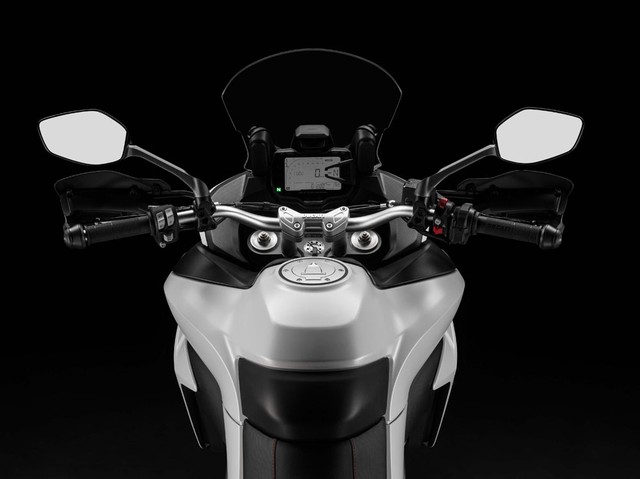 
Cuối cùng, Ducati Multistrada 950 2017 được trang bị đèn hậu dạng LED, cụm đồng hồ kỹ thuật số đi kèm màn hình LCD và các chế độ lái khác nhau. Cụm đồng hồ hiển thị các thông số như tốc độ, vòng tua máy, khoảng cách đã chạy, cấp số, nhiệt độ nước làm mát động cơ, nhiên liệu còn trong bình và giờ giấc.
