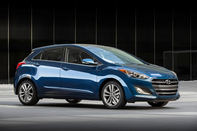 Tất cả những tính năng kể trên vốn là trang thiết bị tùy chọn lẻ dành cho Hyundai Elantra GT 2016. Thế nhưng, ở phiên bản 2017, các tính năng này được tập hợp vào một gói, giúp người mua Hyundai Elantra GT tiết kiệm 1.000 USD so với trước.
