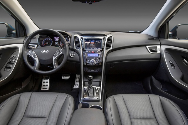 
Cụ thể, Hyundai Elantra GT 2017 được trang bị hệ thống thông tin giải trí hỗ trợ ứng dụng Apple CarPlay và Android Auto. Nhờ đó, người lái có thể dễ dàng đồng bộ điện thoại thông minh với màn hình trên hệ thống thông tin giải trí của xe.
