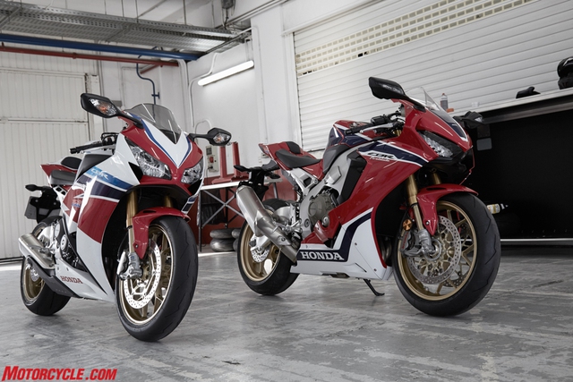 
Theo hãng Honda, CBR1000RR SP 2017 là mẫu siêu mô tô nhẹ hơn, nhanh hơn và công nghệ cao hơn bất kỳ thành viên nào của dòng CBR trước đây. Hãng Honda đã đặt ra 3 mục tiêu khi thiết kế CBR1000RR SP 2017, đó là giảm trọng lượng cũng như trọng tâm, tăng công suất và tích hợp những hệ thống điện tử mới nhất.
