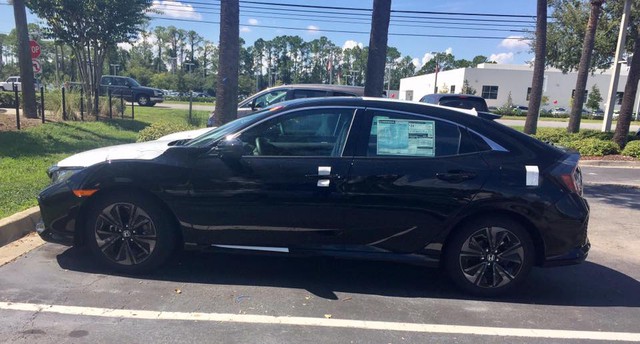 
Honda Civic Hatchback 2017 nằm ngoài một đại lý ở bang Florida, Mỹ.

