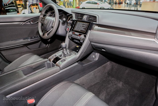 
Mua Honda Civic Hatchback 2017, khách hàng có thể tùy chọn 3 loại dàn âm thanh khác nhau. Đầu tiên là hệ thống âm thanh tiêu chuẩn với 4 loa, công suất 160 W. Thứ hai là hệ thống âm thanh 180 W và 8 loa tầm trung. Cao cấp nhất là hệ thống âm thanh vòm với 11 loa và công suất 465 W.
