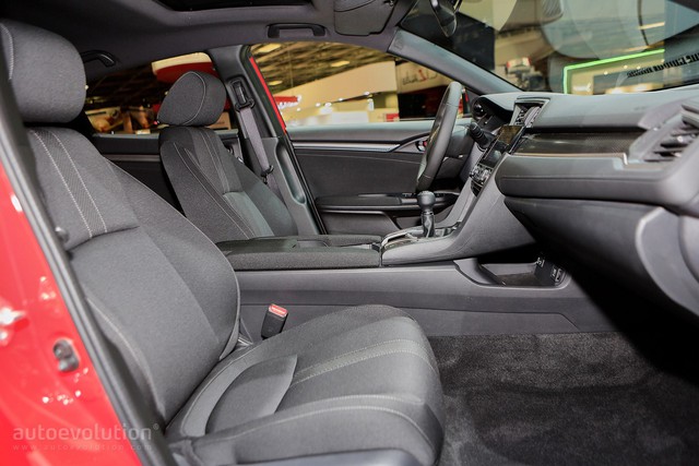 
Bên trong Honda Civic Hatchback 2017, ghế lái hạ thấp 35 mm so với trước. Trong khi đó, bảng táp-lô lại thấp hơn 65 mm. Thay đổi này mang đến tầm nhìn tốt hơn nhiều cho người lái.
