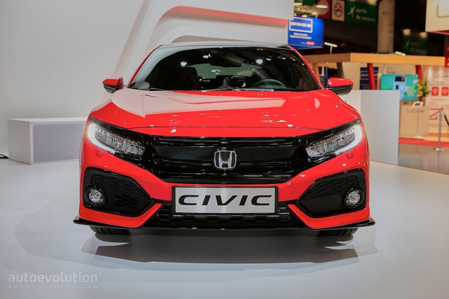 
Bên cạnh Civic Type R 2018, hãng Honda đã trình làng Civic Hatchback thế hệ mới trong triển lãm Paris năm nay. Honda Civic Hatchback 2017 xuất hiện trong triển lãm Paris 2016 là phiên bản dành cho thị trường châu Âu.
