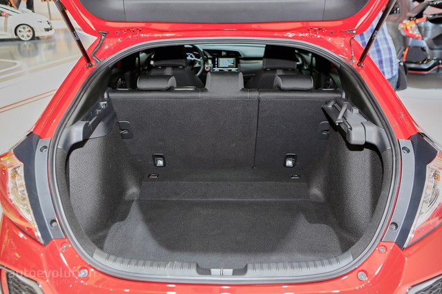 
Đáng tiếc là ghế Magic Seats thú vị của Honda Civic Hatchback cũ đã biến mất trên thế hệ mới. Thay vào đó là hàng ghế sau gập 60:40 thông thường. Khi ghế sau chưa được gập xuống, Honda Civic Hatchback 2017 có thể tích khoang hành lý 478 lít tương tự phiên bản cũ.
