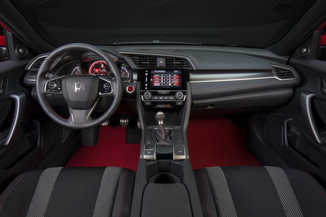
Bên trong Honda Civic Si 2017 có ghế thể thao dành riêng, chỉ khâu màu đỏ đối lập, pedal bằng nhôm và bộ phụ kiện Dry Metal Carbon trên cụm đồng hồ.
