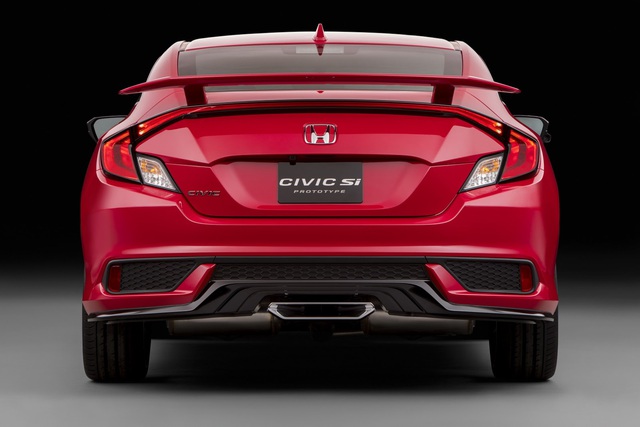 
Những chi tiết đáng chú ý khác trong thiết kế của Honda Civic Si 2017 bao gồm bộ la-zăng bắt mắt, cánh gió đuôi cố định, ống xả nằm giữa cản va sau và màu sơn đỏ sáng có tên Rallye Red Pearl.
