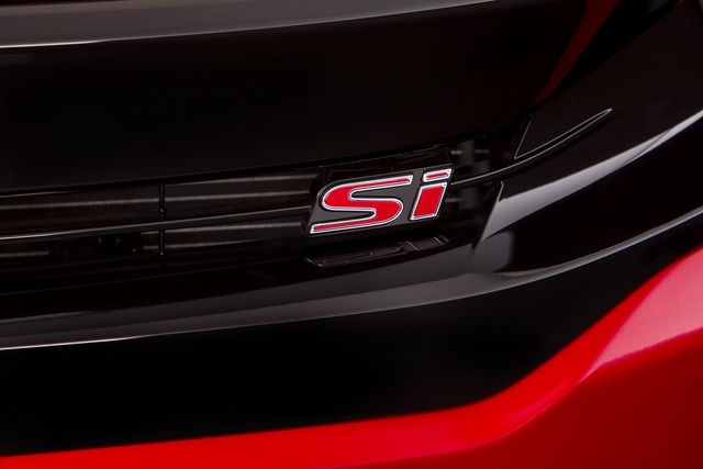 
Trái tim của Honda Civic Si 2017 là khối động cơ xăng 4 xy-lanh, tăng áp, dung tích 1,5 lít quen thuộc. Tuy nhiên, hiện hãng Honda chưa công bố thông số vận hành của động cơ này. Dự đoán, động cơ này sẽ có thông số cao hơn so với loại tương tự trên Honda Civic Sedan thế hệ mới.

