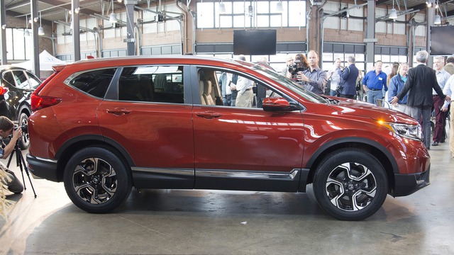 Ngoài ra, tại thị trường Mỹ, Honda CR-V 2017 còn có một tùy chọn động cơ khác là máy xăng i-VTEC, phun nhiên liệu trực tiếp, dung tích 2,4 lít, tạo ra công suất tối đa 184 mã lực tại vòng tua máy 6.400 vòng/phút và mô-men xoắn cực đại 244 Nm tại vòng tua máy 3.900 vòng/phút. Tuy nhiên, động cơ hút khí tự nhiên này chỉ dành cho Honda CR-V 2017 bản tiêu chuẩn.