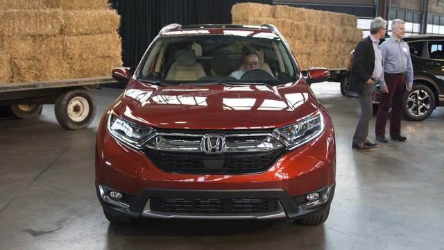
Theo hãng Honda, đây là thế hệ tốt nhất của dòng CR-V từ trước đến nay. Như đã đưa tin, Honda CR-V 2017 được áp dụng thiết kế tiến hóa với thanh crôm cỡ lớn và dày dặn trên lưới tản nhiệt trước. Đặc biệt, Honda CR-V thế hệ mới còn được trang bị cửa chớp tự động để tăng cường khả năng làm mát động cơ cũng như cải thiện tính khí động học.
