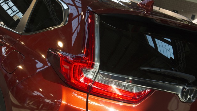 
Đằng sau Honda CR-V 2017 là cụm đèn hậu nằm dọc truyền thống. Tuy nhiên, đèn hậu đã được cải tiến sao cho phong cách hơn và gần giống xe Volvo.
