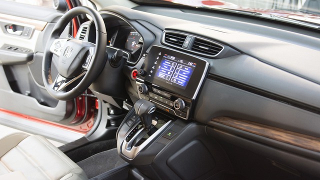 
Không chỉ tiện nghi hơn, CR-V 2017 còn an toàn với hệ thống Honda Sensing, bao gồm phanh giảm thiểu va chạm, cảnh báo va chạm phía trước, phát hiện người đi bộ, cảnh báo chuyển làn đường, kiểm soát hành trình thích ứng, hỗ trợ duy trì làn đường, phát hiện điểm mù, giám sát giao thông phía sau và đèn pha tự động. Bên cạnh đó, Honda CR-V 2017 còn có 6 túi khí và hệ thống cân bằng điện tử tiêu chuẩn.
